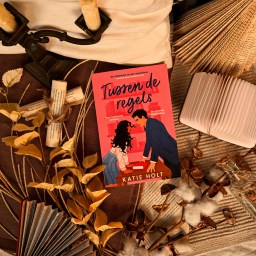 Tussen de regels – Katie Holt